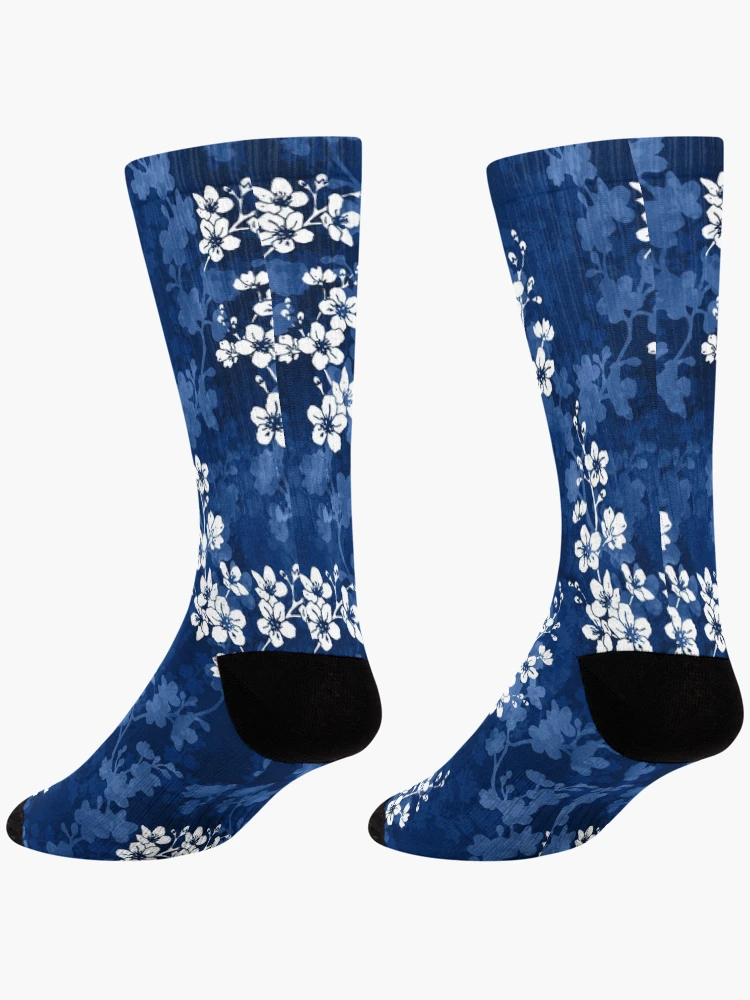 Imagen 4 de 5, Calcetines con la obra Sakura florece en azul profundo, diseñada y vendida por adenaJ.