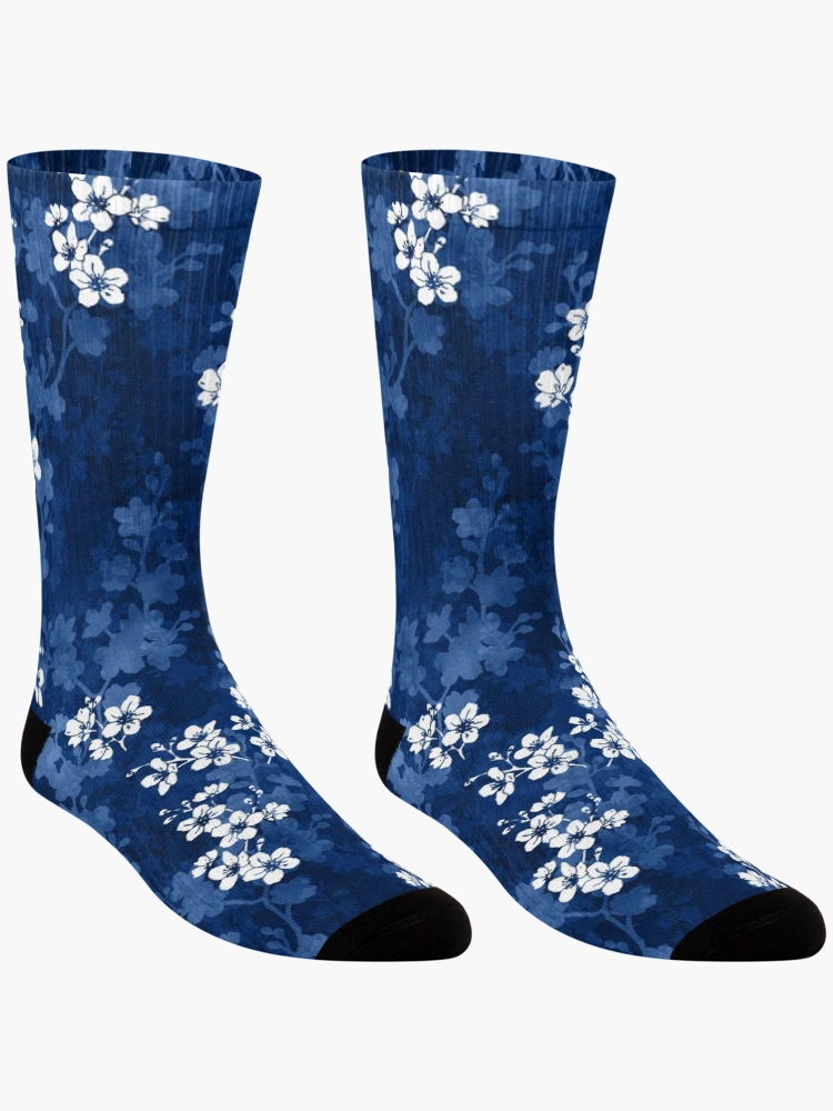 Imagen 3 de 5, Calcetines con la obra Sakura florece en azul profundo, diseñada y vendida por adenaJ.