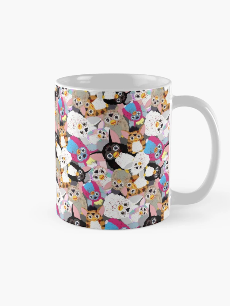 Aperçu 3 sur 6. Mug à café avec l'œuvre Tellement de Furbies effrayantes créée et vendue par Natalie Duncan.
