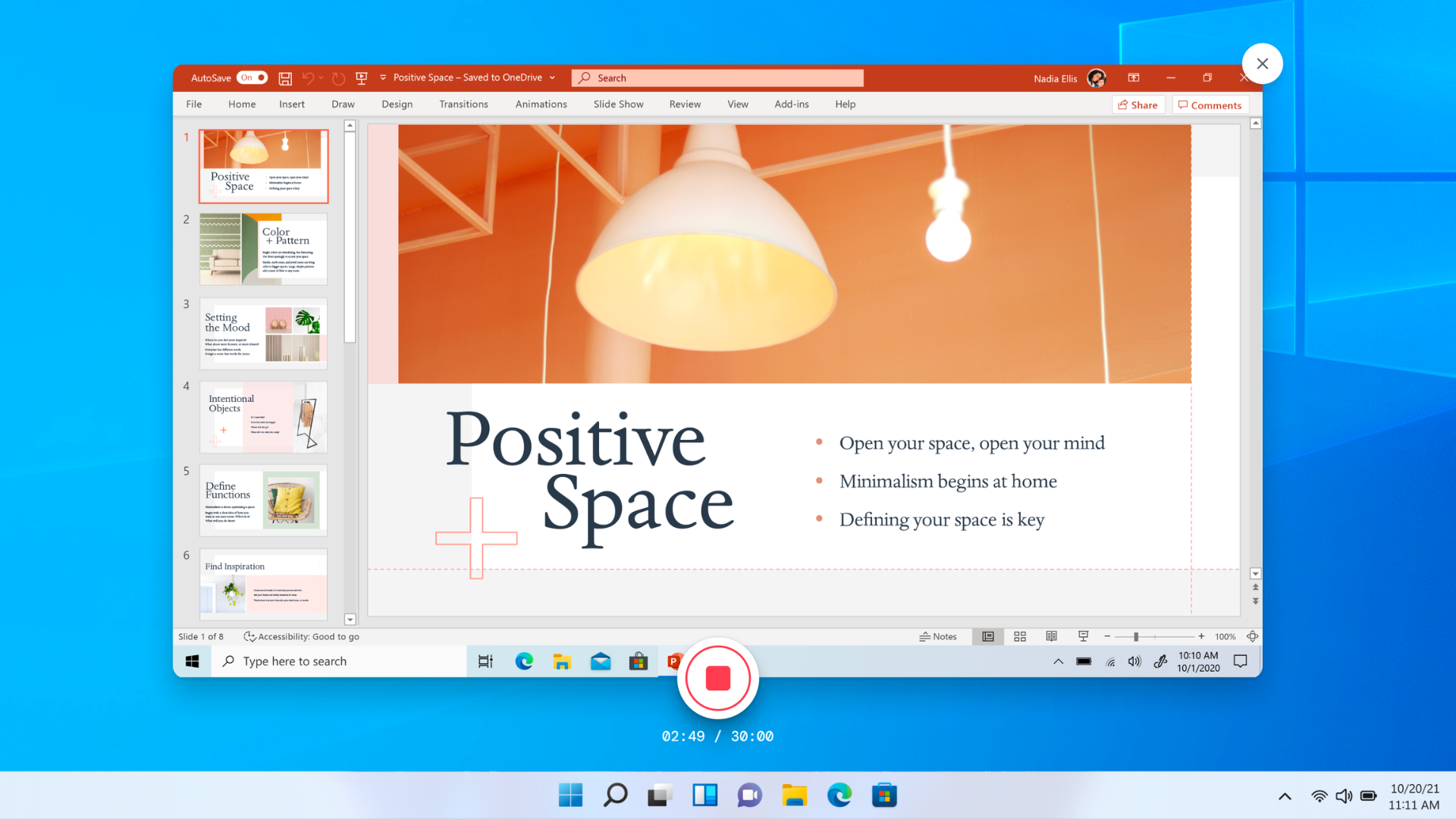 Un'immagine di un utente che registra lo schermo della presentazione PowerPoint.