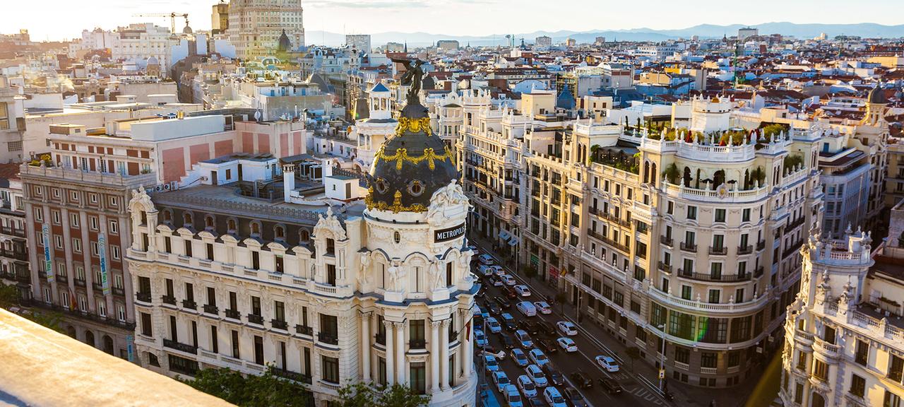 Aussicht auf die Calle Gran Via und das Metropolis-Haus in Madrid | picture alliance / pressefoto_ko Aussicht auf die Calle Gran Via und das Metropolis-Haus in Madrid