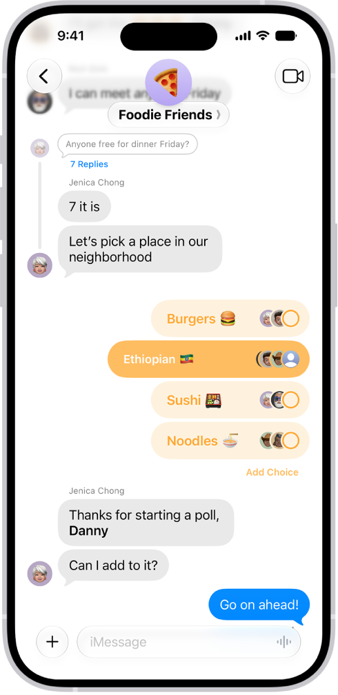 En una conversación en la app Mensajes, una encuesta muestra las opciones y el conteo de votos en barras horizontales.