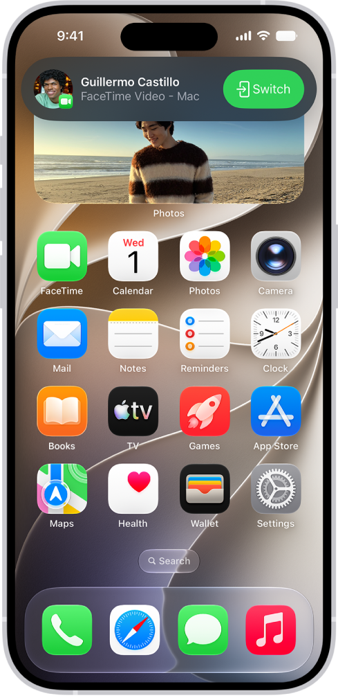 Domači zaslon iPhona prikazuje obvestilo o videoklicu FaceTime iz iPada na vrhu. Tapnite gumb Premakni na desni strani obvestila, da klic premaknete v svoj iPhone