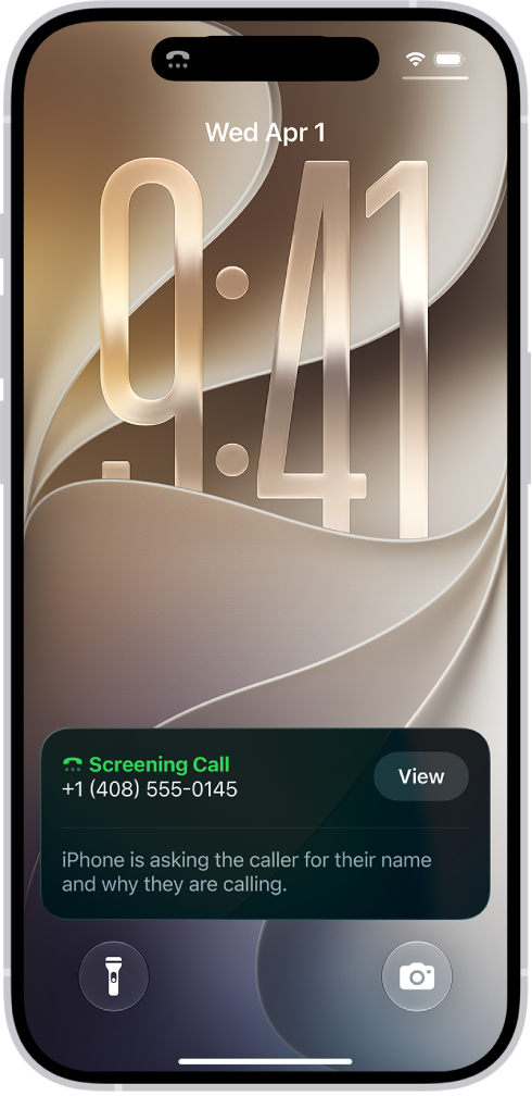 Un iPhone con una notificación de Revisión de llamadas que se muestra en la pantalla bloqueada. La notificación indica que el iPhone está pidiendo a la persona que llama su nombre y el motivo de la llamada.