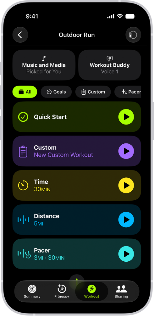 Het Work-out-scherm in Conditie, met details van een work-out 'Buiten hardlopen'. Onder 'Buiten hardlopen' staan opties om media te kiezen en Workout Buddy te configureren. In het midden staan van boven naar beneden opties voor het starten van een work-out, een aangepaste work-out, een work-out met een doeltempo en work-outs met een doel voor afstand en calorieën.