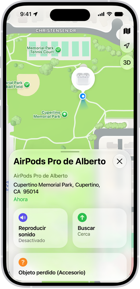Una pantalla de la app Buscar del iPhone. La ubicación de los AirPods&nbsp;Pro se muestra en un plano de Cupertino, con una dirección y las opciones “Reproducir sonido” e “Indicaciones”.