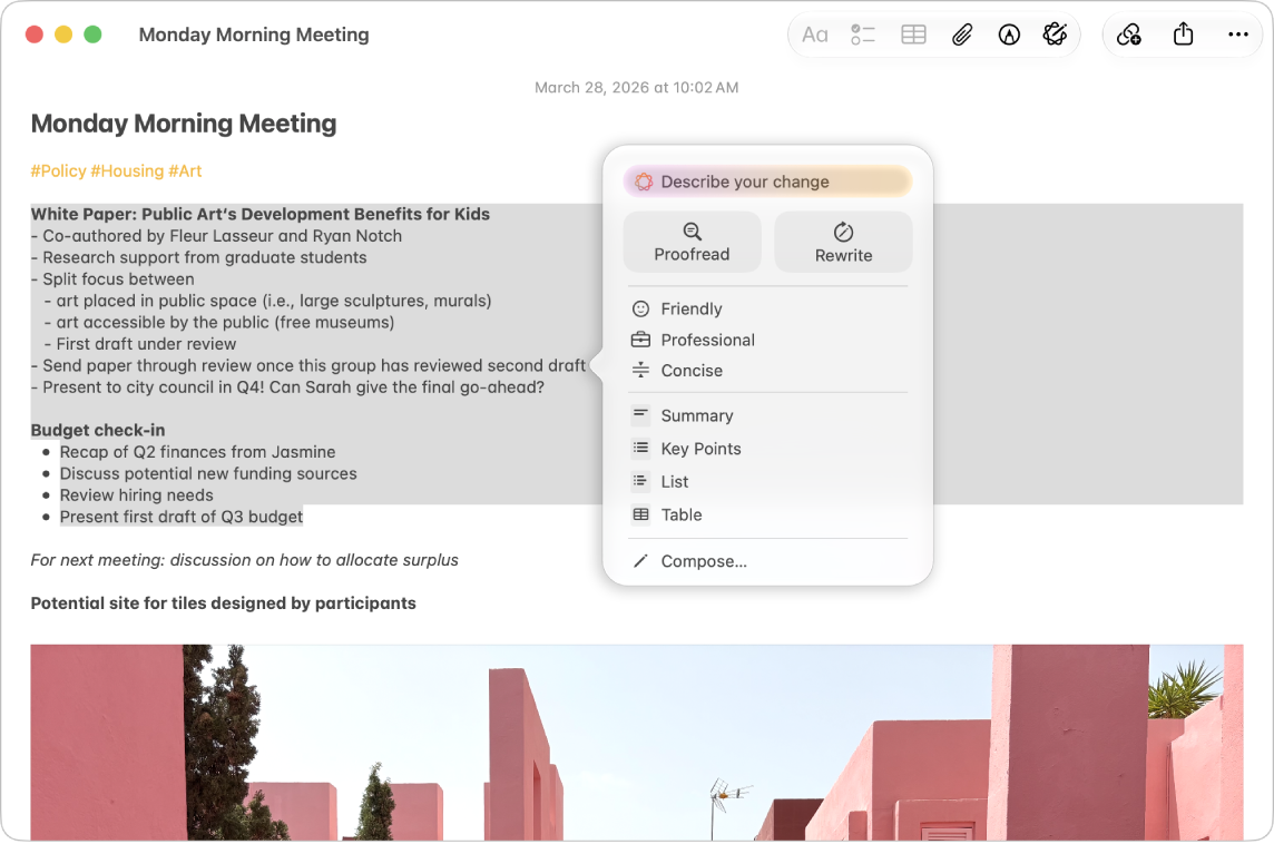 L’app Notes sur Mac affichant une note avec du texte sélectionné ainsi que la zone de dialogue des outils d’écriture ouverte. La zone de dialogue des outils d’écriture contient un champ «&nbsp;Décrivez votre modification&nbsp;» en haut. Sous ce champ figurent des options permettant de relire, de réécrire, de modifier le ton, de résumer ou de réorganiser le texte.