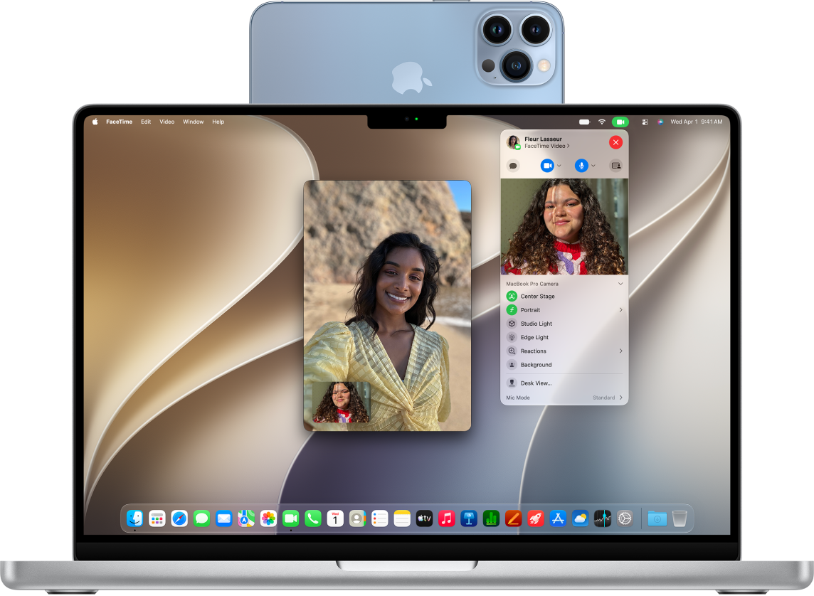 MacBook Pro yang menggunakan iPhone sebagai webcam dan menampilkan panggilan FaceTime.