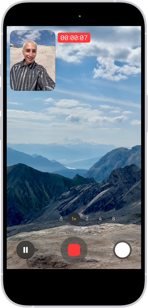 La caméra en mode Vidéo enregistrant une vidéo Double capture. Une fenêtre située en haut à gauche du cadre affiche ce que la caméra avant enregistre, et le reste du cadre affiche ce que la caméra arrière enregistre.