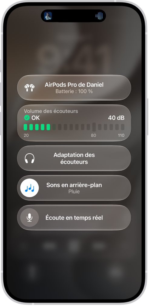 L’écran «&nbsp;Appareils auditifs&nbsp;» dans le centre de contrôle. Les options «&nbsp;Volume des écouteurs&nbsp;» en décibels, «&nbsp;Aide auditive&nbsp;», «&nbsp;Sons en arrière-plan&nbsp;» et «&nbsp;Écoute en temps réel&nbsp;» sont affichées de haut en bas.