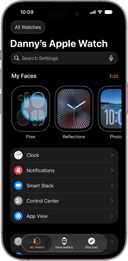แอป Apple&nbsp;Watch บน iPhone เปิดอยู่ในหน้าจอ Apple Watch ของฉัน ซึ่งแสดงหน้าปัดนาฬิกาของคุณที่ด้านบนสุด และการตั้งค่าที่ด้านล่าง ภาพแสดงแถบสามแถบที่ด้านล่างสุดของหน้าจอแอป Apple Watch โดยแถบซ้ายสุดคือ Apple&nbsp;Watch ของฉันซึ่งใช้เพื่อตั้งค่า Apple&nbsp;Watch ถัดไปเป็นแกลเลอรี่หน้าปัดที่คุณสามารถสำรวจหน้าปัดนาฬิกาและกลไกหน้าปัดแบบต่างๆ จากนั้นเป็นค้นพบที่คุณสามารถเรียนรู้เพิ่มเติมเกี่ยวกับ Apple&nbsp;Watch ได้
