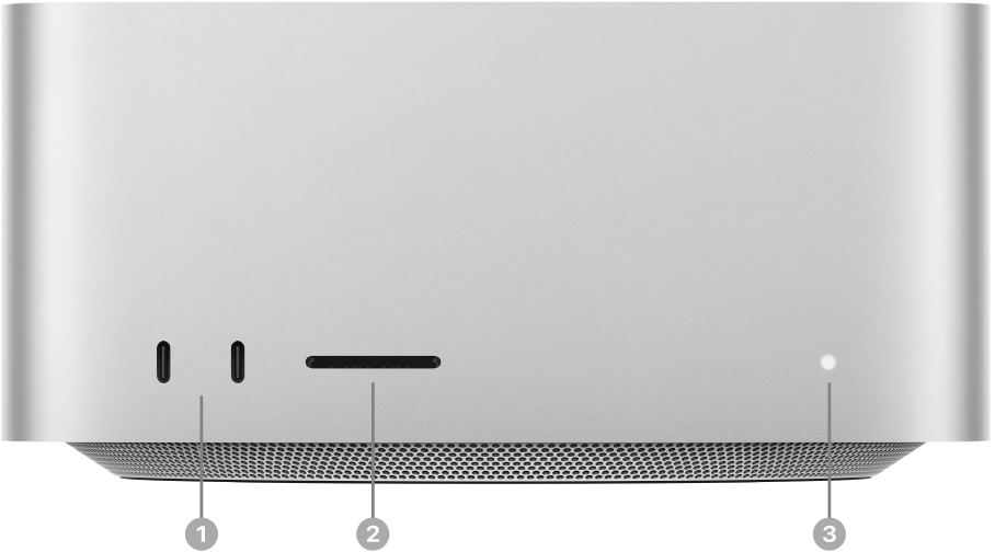 الجزء الأمامي من Mac&nbsp;Studio يظهر به منفذا USB-C وفتحة بطاقات SDXC وضوء مؤشر الحالة.