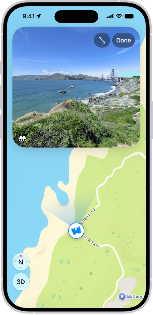 在「地圖」App 中，一個標示的區域地圖上方顯示可移動的 360 度全景畫面。「環視」圖像以檢視方向覆疊在地圖地點上。