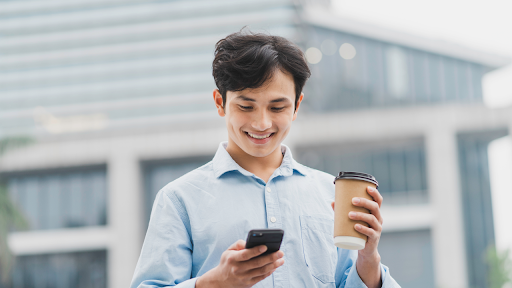 片手でスマホのフリック入力をするイメージ