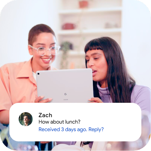 Imagen de dos personas que miran una tablet Android con un recordatorio de respuesta superpuesto en la parte inferior.