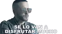a man with a beard wearing sunglasses and the words se lo van a disfrutar mucho below him