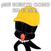 a cartoon penguin wearing a yellow hard hat with the words me siento como en casa below it
