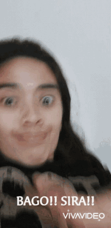 a woman is making a funny face with the words bago sira vivavideo behind her