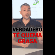 a man is standing in front of a screen that says verdadero te quema grasa