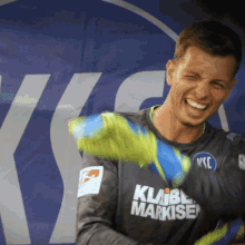 a man wearing a black shirt that says klube markise