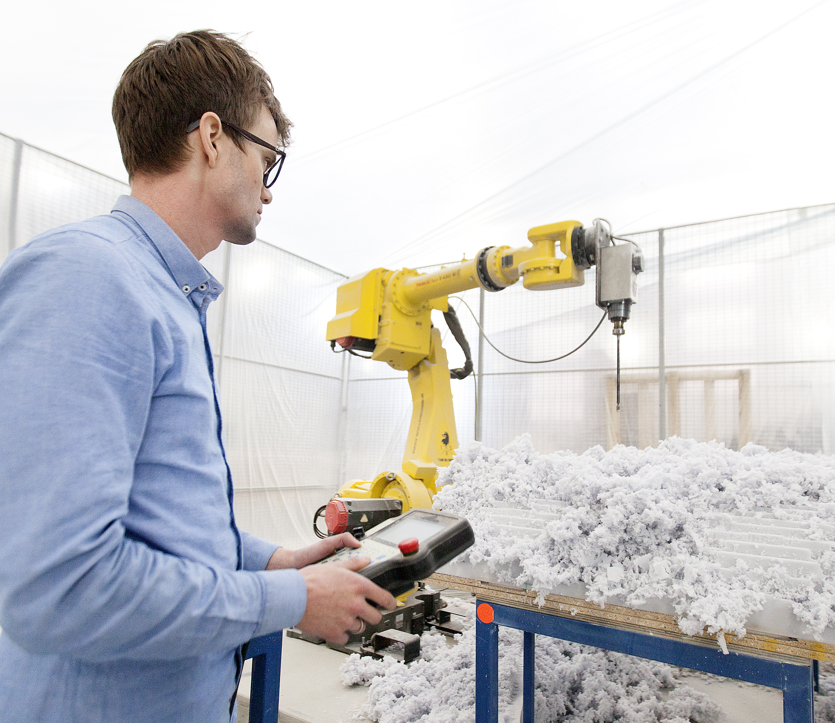 Jongen bedient een robotboor