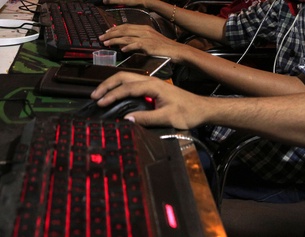 PICTUREDESK.COM/AFP/SAI AUNG MAIN Männer in Myanmar vor Computern