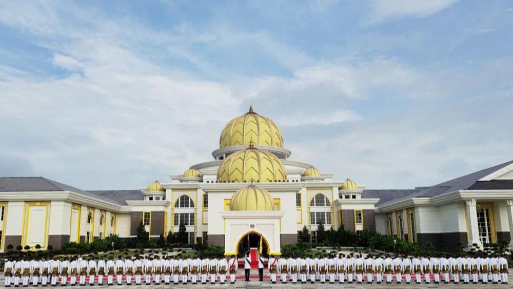 Xi attends welcome ceremony held by Malaysia's king