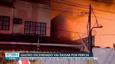 Galpão incendiado em Vitória vai passar por perícia - Assista a seguir.
