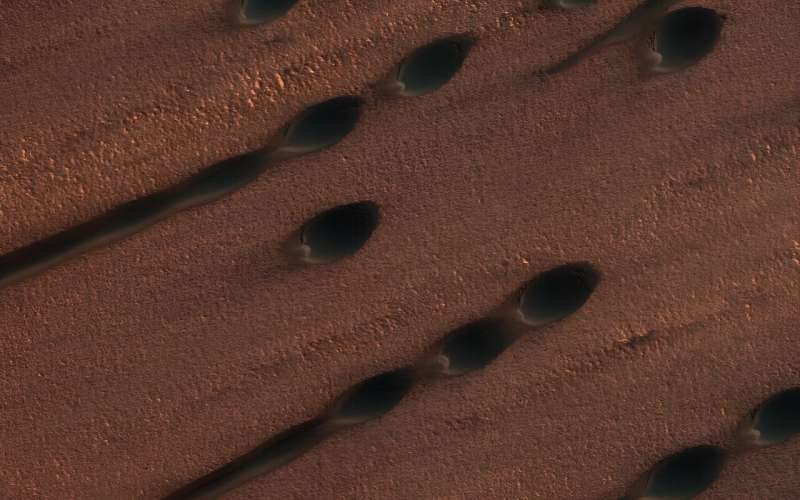 Credit: NASA/JPL-Caltech/University of Arizona Martian barchan dunes