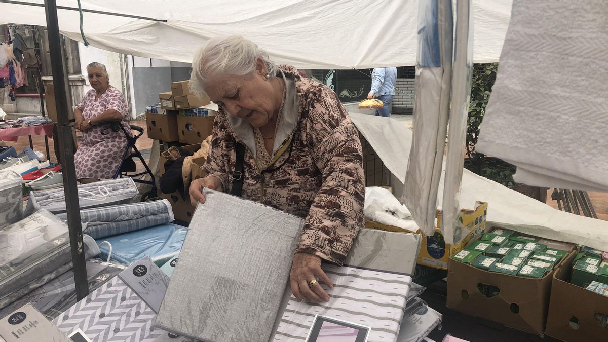 Rosa Gabarri en un puesto del mercado de Grado