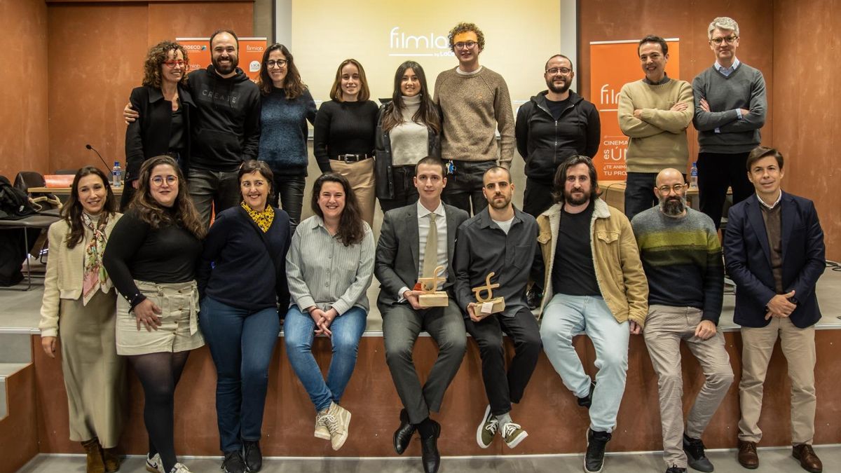 Los jóvenes cineastras con el jurado que evaluó sus pitch, los tres tutores de FilmLab, Marcos Merino, Álvaro y Ángela, y el director general de Sodeco