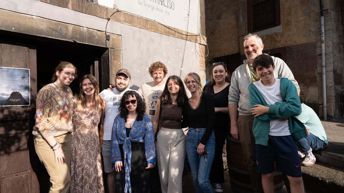 Foto de familia de la Biblioteca Humana de Teverga delante de la Taberna Narciso