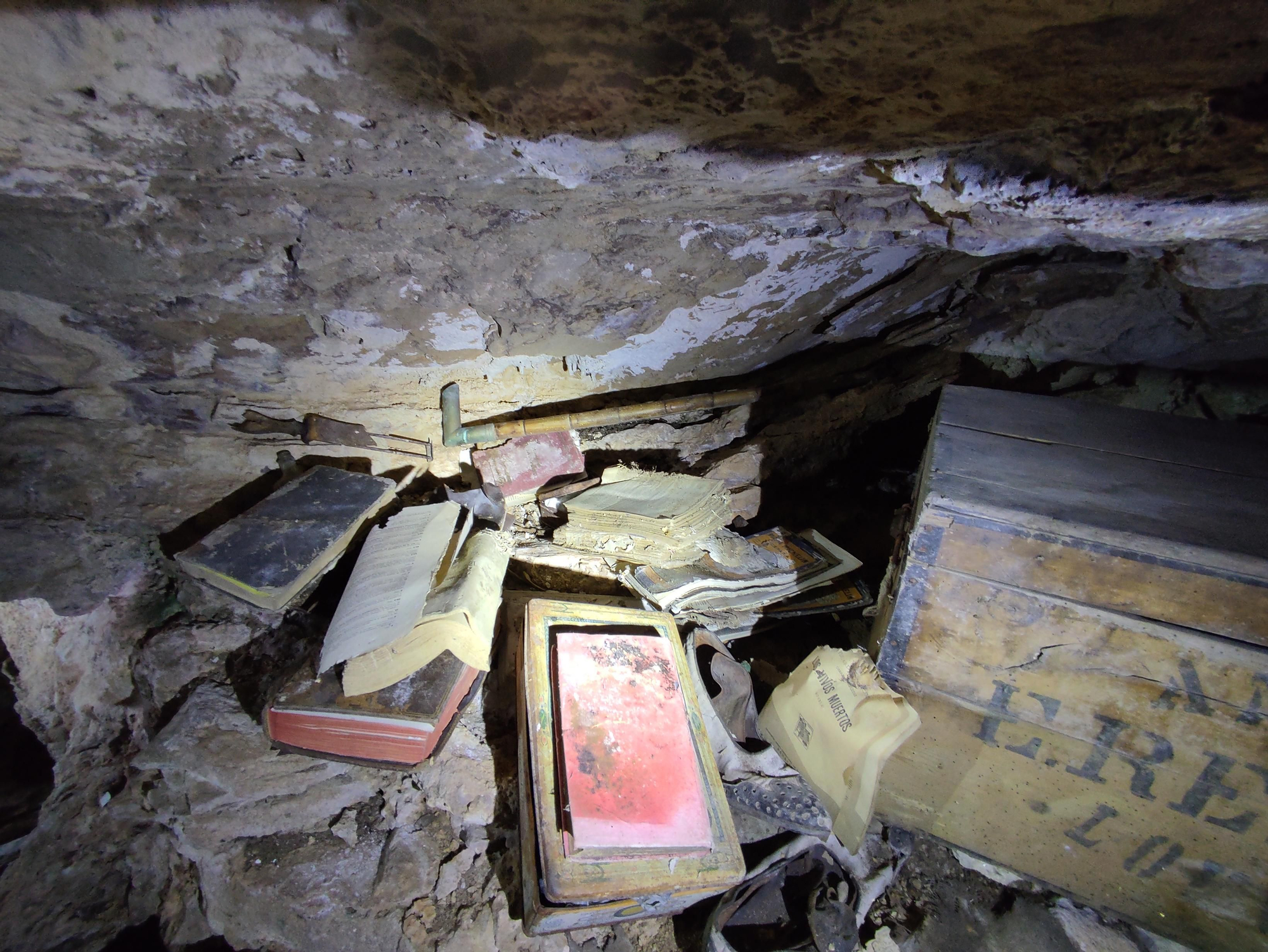 El material que se conserva en la cueva de los emboscados.