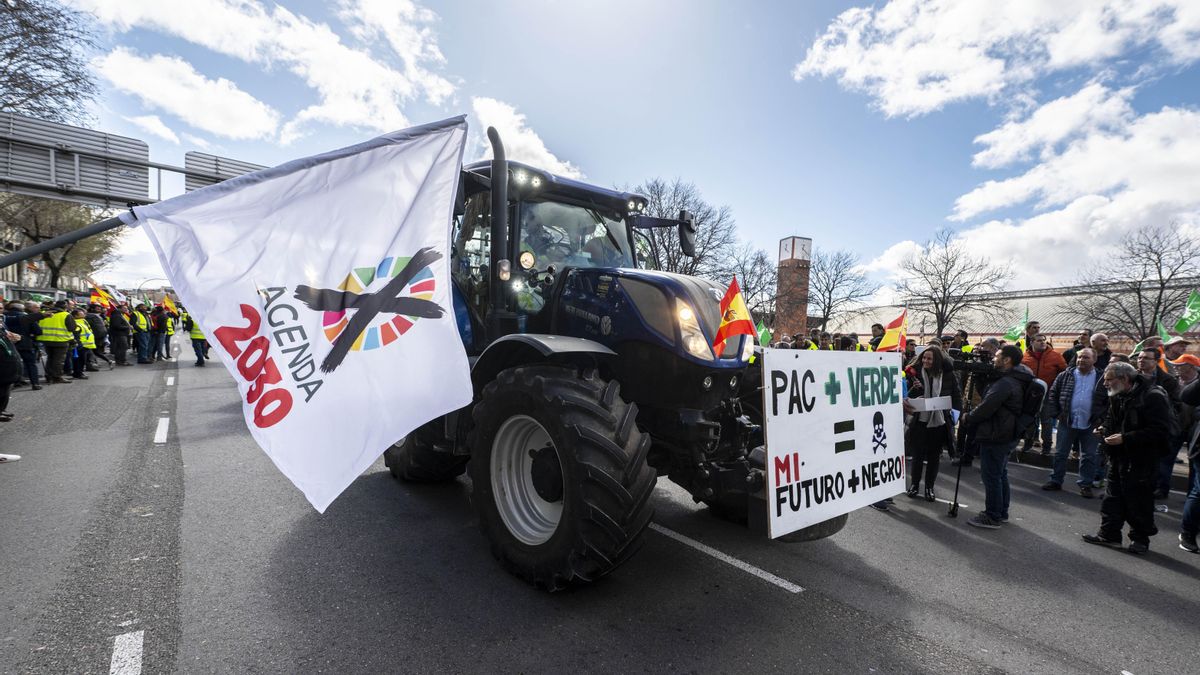Un tractor llega a la concentración de agricultores en el Ministerio de Agricultura, a 26 de febrero de 2024.