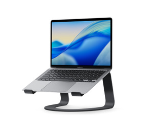 Curve-stativet med en 13-tommers MacBook Air.