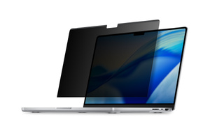 Il filtro privacy magnetico UltraThin di Kensington si aggancia comodamente alla cornice del MacBook Pro e si sgancia in un attimo.