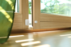 Eve Wireless Contact Sensors ‑tunnistimet avattuina ja kiinnitettyinä oven alaosaan ja ovenkarmiin.