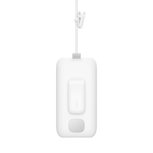 Extérieur dos, porte-batterie Belkin blanc, forme rectangulaire, coins arrondis, côtés droits. découpe carrée sous le clip, languette rectangulaire gris foncé au sommet, inclut un clip de fixation pour le câble intégré de la batterie de l’Apple Vision Pro