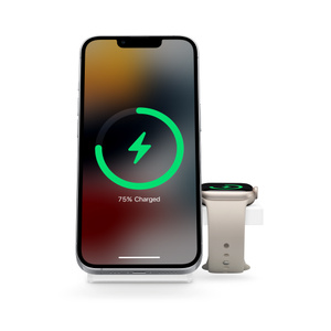 Anker 3-in-1 Cube met Qi2 waarop links een iPhone wordt opgeladen en rechts een Apple Watch