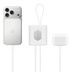 Batterie externe SharePower de Nimble au centre, dragonne en haut, rechargeant un iPhone à gauche et un boîtier d’AirPods à droite.