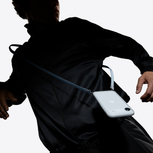 Buste d’une personne portant une Bandoulière attachée à un iPhone