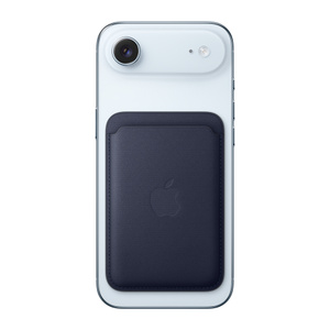 Porte-cartes en tissage fin navy avec MagSafe pour iPhone, fixé à un iPhone Air, centré sous le système caméra 2‑en‑1, s’étendant jusqu’aux bords gauche et droit