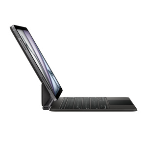 iPad Air için Magic Keyboard, yandan dış görünüm, siyah renk, siyah renk alüminyum, siyah renk tuşlar, katlama alanının yakınında sol altta yer alan USB-C bağlantı noktası, havada tutan askı modeli tasarım, iPad Air takılı, yatay pozisyonda, arkaya eğik ekran