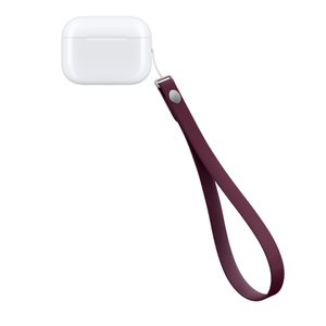 Håndledsrem i farven bordeaux (mørkerød) fastgjort på et AirPods Pro 3-etui i højre side