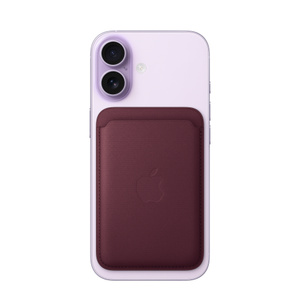 Bordeaux (mørkerød) FineWoven-kortholder med MagSafe til iPhone. Den sidder midtpå en iPhone 17 i farven lavendel (lyselilla) under et avanceret dobbeltkamerasystem. Kortholderen går fra venstre til højre kant og ned til bunden