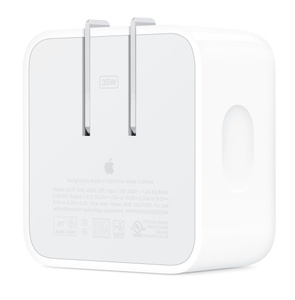 Vista en ángulo del adaptador de corriente compacto de 35 watts con dos puertos USB-C con el enchufe guardado.