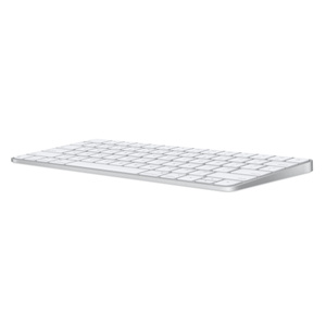 Ustawiona pod kątem klawiatura Magic Keyboard, widać lekkie nachylenie klawiatury, białe klawisze, aluminiowa konstrukcja w kolorze srebrnym