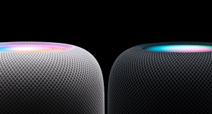 Sivunäkymä kahdesta HomePod-kaiuttimesta vierekkäin – vasemman kaiuttimen värinä on valkoinen, oikean kaiuttimen värinä on keskiyö
