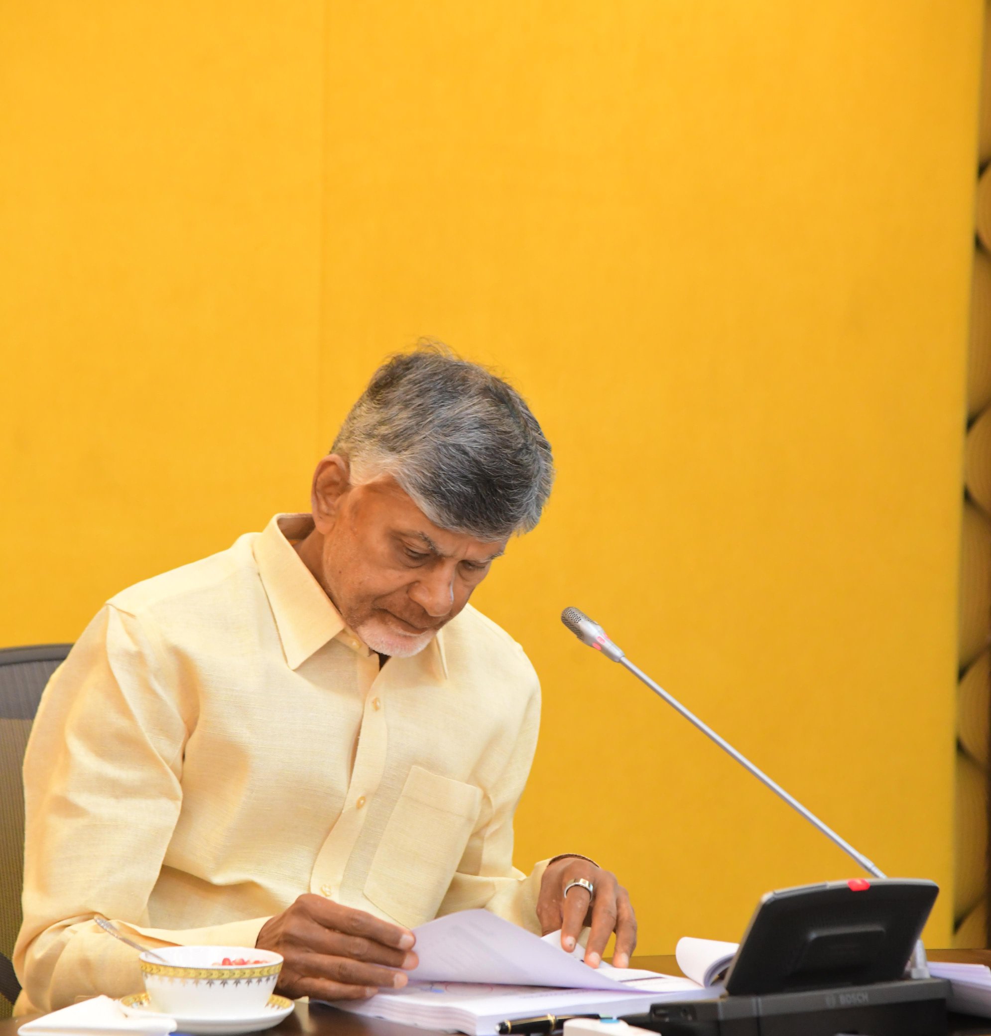 ఏపీ పాడి రైతులకు శుభవార్త షెడ్ నిర్మాణానికి 70% వరకు సబ్సిడీ, గడ్డి సాగుకు రూ.15,000 సాయం