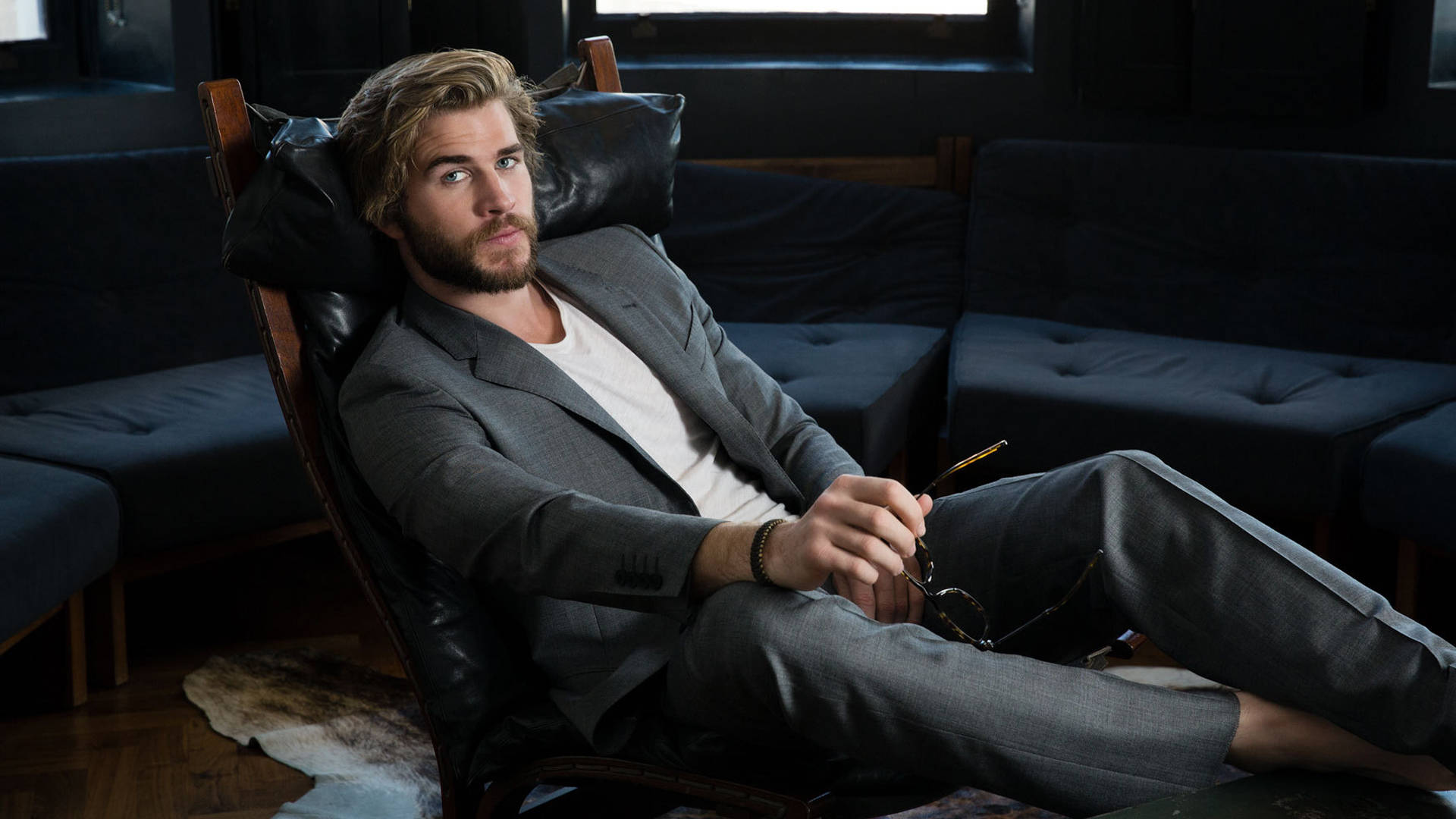 Liam Hemsworth Background Wallpaper